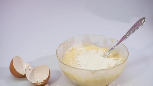 Rozbít vejce v míse s moukou zpomalené — Stock video