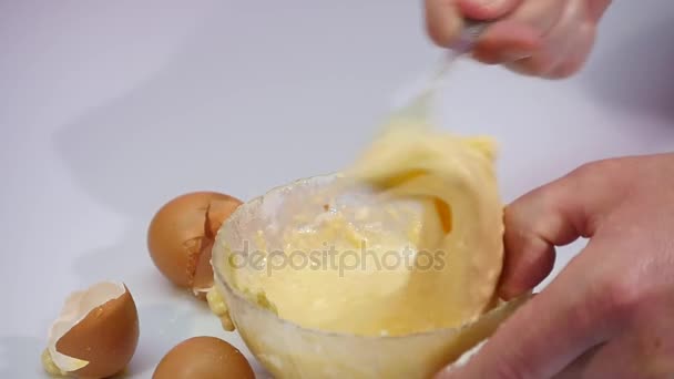 Breek het ei in een kom met bloem slow motion — Stockvideo