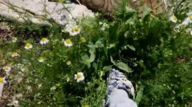 Spor ayakkabı adımda çöp adam