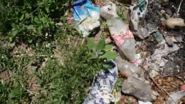 Spor ayakkabı adımda çöp adam