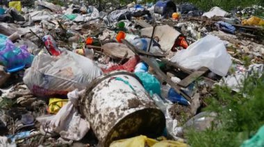 Spor ayakkabı adımda çöp adam