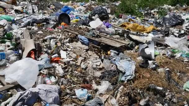 Basura en el fondo de las colinas — Vídeo de stock