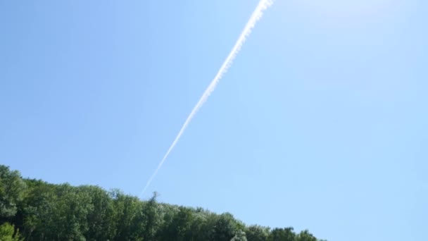 Vliegtuigspoor in de wolken en de blauwe lucht — Stockvideo