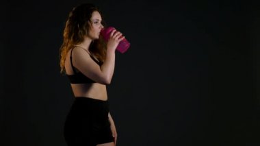 atletik kız içecekler bir şişe su, tatlı su, zevk jimnastik salonu kadın susamış kadın sonra spor, portre esmer içme maden suyu, sağlıklı yaşam, su vücutta denge