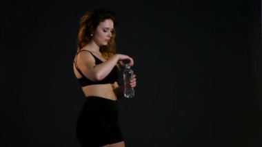 atletik kız içecekler bir şişe su, tatlı su, zevk jimnastik salonu kadın susamış kadın sonra spor, portre esmer içme maden suyu, sağlıklı yaşam, su vücutta denge