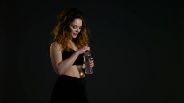 atletik kız içecekler bir şişe su, tatlı su, zevk jimnastik salonu kadın susamış kadın sonra spor, portre esmer içme maden suyu, sağlıklı yaşam, su vücutta denge