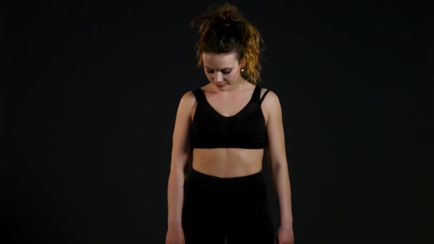 Übergewichtige Frauen messen ihre Taille mit einem Maßband. Sie war enttäuscht über ihre komplette Figur — Stockvideo