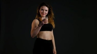 muz smoothie protein shake sonra spor salonu oturum ile sağlıklı bir İspanyol kadın portresi