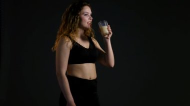 muz smoothie protein shake sonra spor salonu oturum ile sağlıklı bir İspanyol kadın portresi