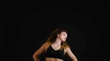 Kız için siyah bir arka plan üzerinde boyun egzersizleri yapıyor