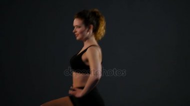 Sportif kadın germe egzersizleri açık yapıyor. Fitness kız yaz lunges Park yapıyor. Egzersiz, güneşli bir gün. İnce atletik kadın egzersiz. Kadın fitness egzersizleri yapıyor. Kadın atlet eğitim