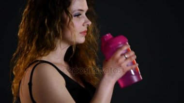 atletik kız içecekler bir şişe su, tatlı su, zevk jimnastik salonu kadın susamış kadın sonra spor, portre esmer içme maden suyu, sağlıklı yaşam, su vücutta denge