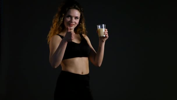 Портрет здорової іспаномовної жінки з білковим струмом з бананом після занять тренажерним залом — стокове відео