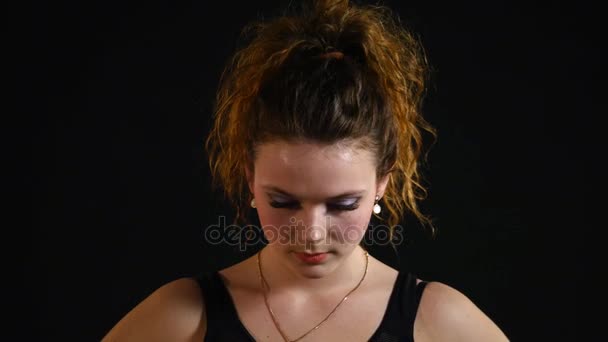 Retrato de cerca de una hermosa joven con el pelo rizado riendo — Vídeo de stock