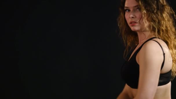 Genç güzel kadın egzersiz eğitim siyah arka plan üzerine — Stok video