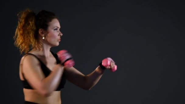 Güzel güçlü kadın egzersizleri dumbbells ile — Stok video