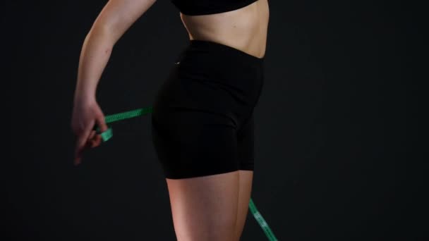 Übergewichtige Frauen messen ihre Taille mit einem Maßband. Sie war enttäuscht über ihre komplette Figur — Stockvideo