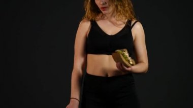 Hamburger ya da bir siyah arka plan üzerine izole elma arasında seçme şişman mutlu bir kadın portresi