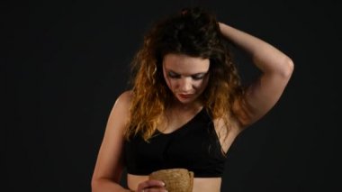 Hamburger ya da bir siyah arka plan üzerine izole elma arasında seçme şişman mutlu bir kadın portresi