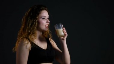 muz smoothie protein shake sonra spor salonu oturum ile sağlıklı bir İspanyol kadın portresi