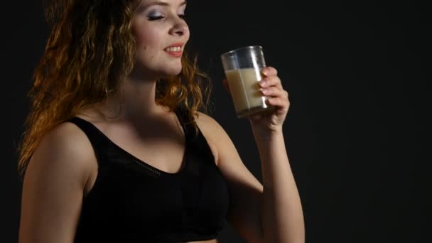 Portrait d'une femme hispanique en bonne santé avec boisson protéinée smoothie à la banane après la séance de gym — Video