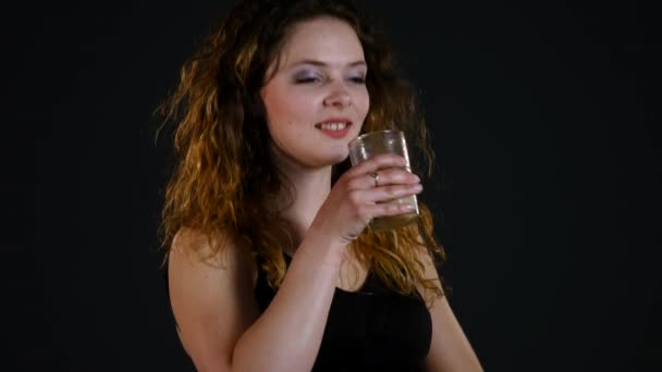 Portrait d'une femme hispanique en bonne santé avec boisson protéinée smoothie à la banane après la séance de gym — Video