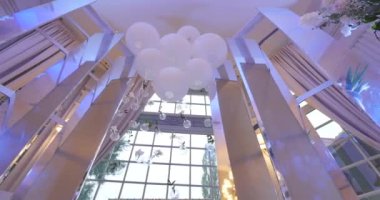 Mini vazo ve tavandan sarkan çiçek buketleri şeklinde orijinal düğün çiçekleri.