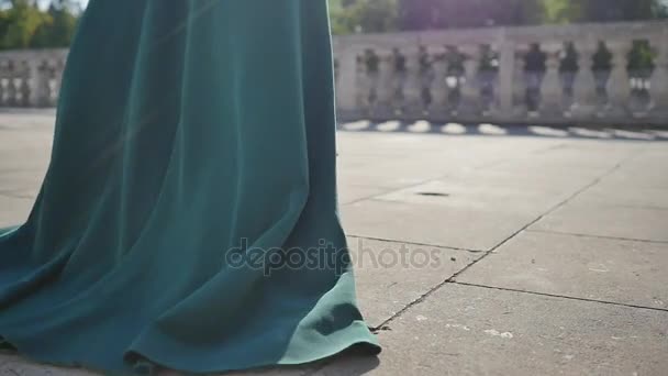 Mladá žena v dlouhých šatech chůzi po kamenné cestě, vzdálí, detail nohy, pomalý pohyb — Stock video