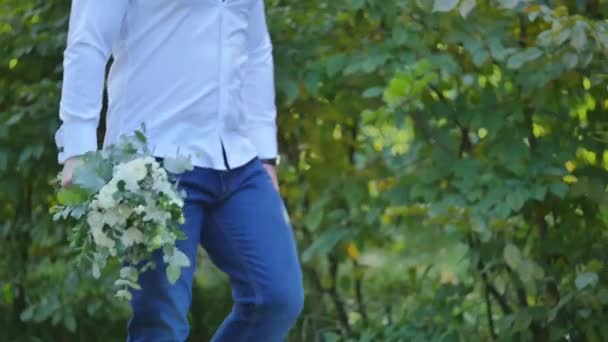 Man walking with a bouquet — Stock Video