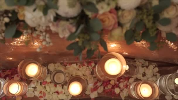 Decoração de flor e vela para um casamento — Vídeo de Stock