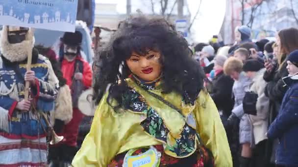 Chernivtsi - Ucrânia - 15 de janeiro de 2017. Os dias tradicionais anuais do festival folclórico-etnográfico de Natal Malanka Fest 2017 na cidade ucraniana de Chernivtsi — Vídeo de Stock