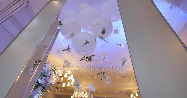 Original wedding floral decoration in the form of mini-vases and bouquets of flowers hanging from the ceiling — Stock Video