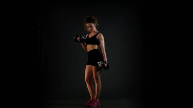 güzel güçlü kadın egzersizleri dumbbells ile