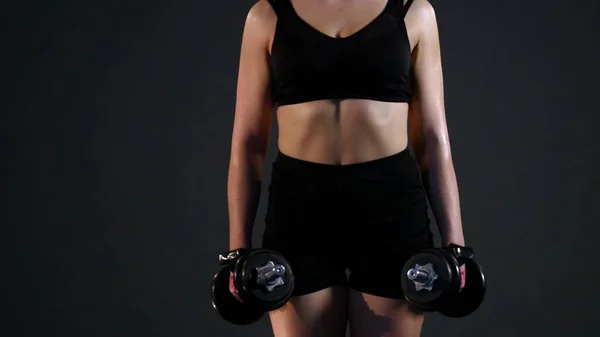 스포츠 소녀는 검은 배경에 운동 — 스톡 사진