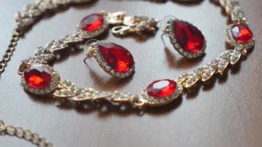Eski stil kolye ve küpe masada