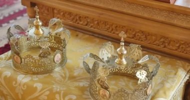 Altın düğün kron evlilik bir kilise, hareket kamera yakın çekim