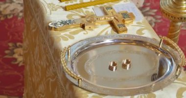 Kilisenin içinde altın tepside lüks Yüzüklerin kapatın. Düğün töreni