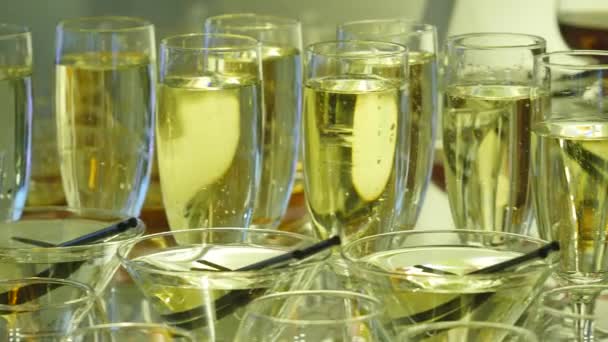 Vele glazen van champagne op de tafel — Stockvideo