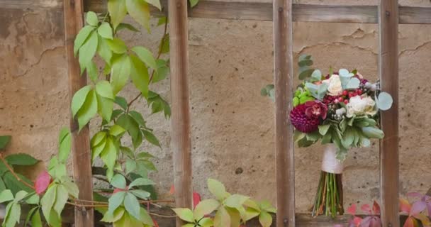 Букет квітів в залізному паркані — стокове відео