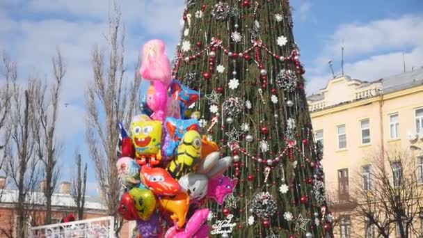CHERNIVTSI, UCRANIA - DIC 24, 2016: Árbol de Navidad decorado con juguetes en el centro de la ciudad en la Plaza de la Catedral — Vídeo de stock
