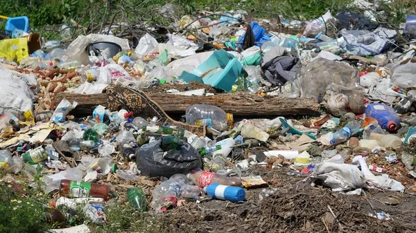 Pile of garbage in the open air — Stock Photo, Image