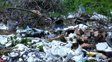 Orman yakınlarındaki tepe üzerinde çöp