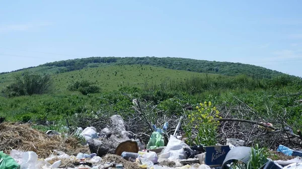 Spazzatura sulle verdi colline — Foto Stock