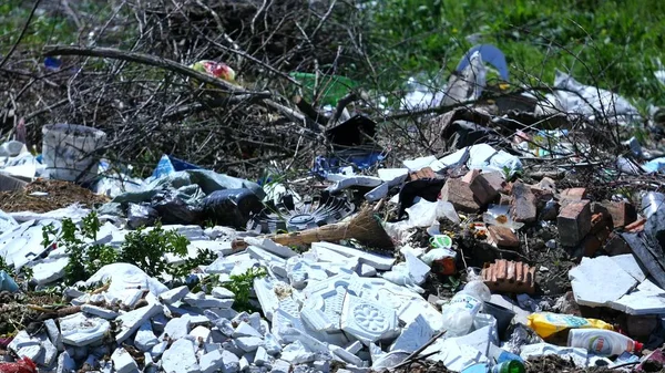 Lixo na colina perto da floresta — Fotografia de Stock