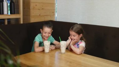 Bir kafede muzlu süt içme çocuk