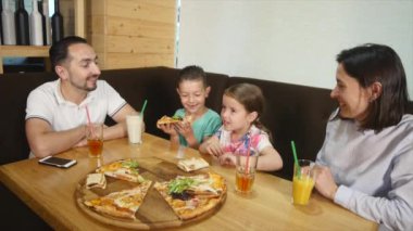Bir pizza birlikte bir kafede yemek dört kişilik bir aile
