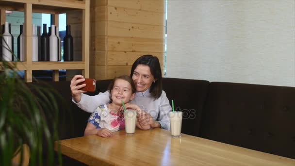 Papá hace selfie con su hijo en un café — Vídeo de stock