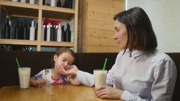 母亲和她的女儿在咖啡馆吃披萨 — 图库视频影像