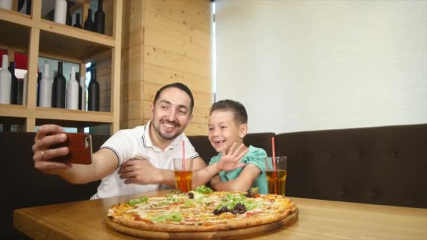 Papa macht Selfie mit Sohn im Café — Stockvideo