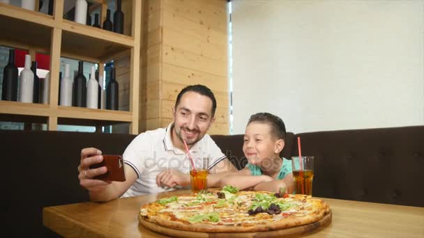 Vader maakt selfie met haar zoon in een café — Stockvideo